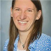 Englisch Tutorin, die Menschen in allen Altersgruppen unterstützt Englisch zu lernen